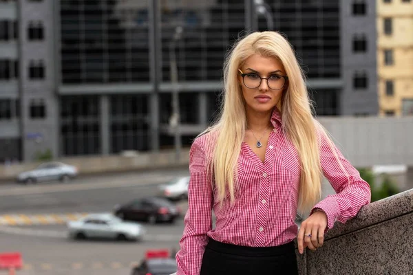 Ung Blond Business Woman närbild porträtt — Stockfoto