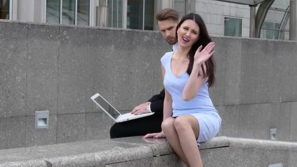 Dívka flirtuje s podnikatelem, který je vášnivý pro práci na počítači — Stock video