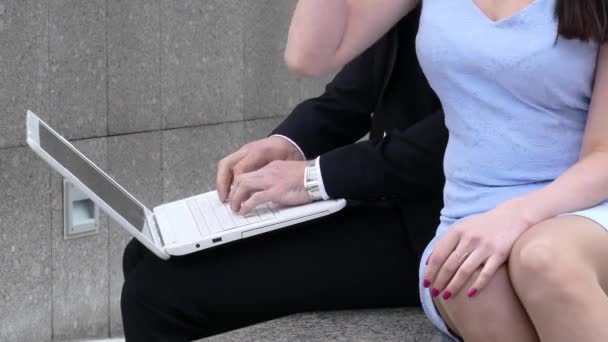 Paar met behulp van laptop op haar Lap — Stockvideo