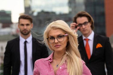 Kırmızı Takım Elbiseli Genç Sarışın İş Kadını