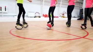 Kanguru 'da fitness yapan kız Yerçekimine karşı atlıyor.