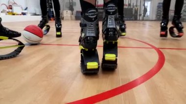 Kanguru 'da fitness yapan kız Yerçekimine karşı atlıyor.