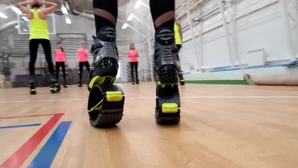 Flicka som tränar i Kangaroo Jumps Anti Gravity Fitness Boots — Stockvideo