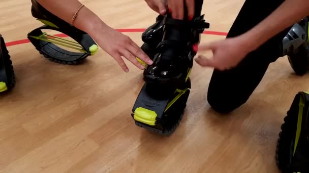 袋鼠跳反重力健美靴做运动的女孩 — 图库视频影像