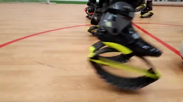 Chica haciendo ejercicio en los saltos de canguro Anti gravedad Fitness Boots — Vídeos de Stock