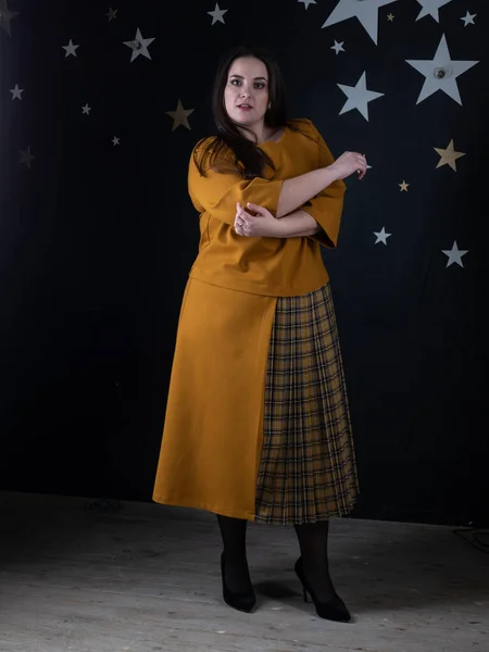 Affascinante ragazza in abiti da sera gialli — Foto Stock
