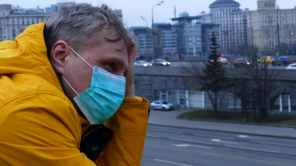 Sick man in medical mask outdoors — Stockvideo