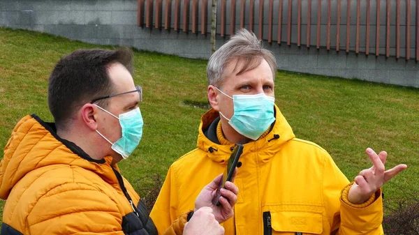 Пара мужчин в медицинских масках пытаются найти свой путь — стоковое фото