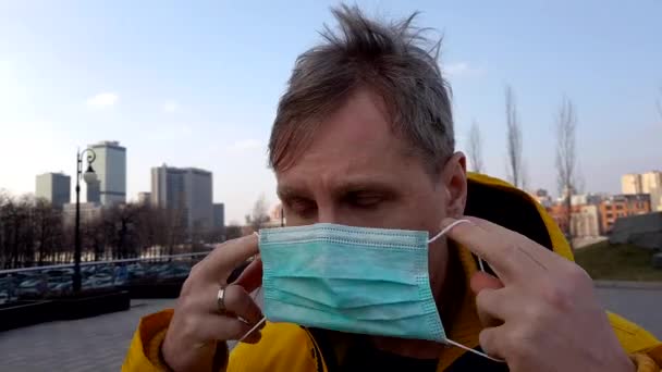 Hombre enfermo tomar en máscara médica — Vídeos de Stock