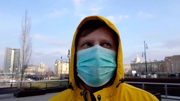 Preventie van humaan virus en bacteriële infecties met een medisch masker — Stockfoto