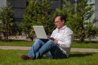 Dizüstü bilgisayarla çalışan serbest çalışan