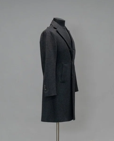 Černý kabát na figuríně ve studiu — Stock fotografie
