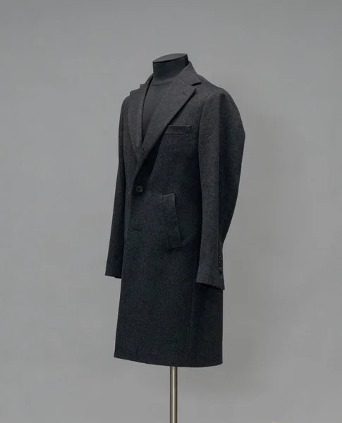 Abrigo negro en un maniquí en el estudio — Foto de Stock