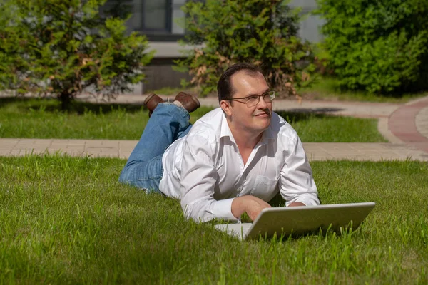 Uomo adulto con laptop — Foto Stock