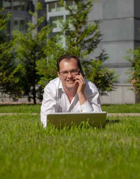 Dospělý muž s laptopem — Stock fotografie