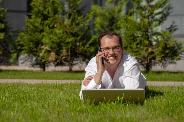 Homem adulto com laptop — Fotografia de Stock