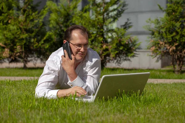 Volwassen man met laptop — Stockfoto