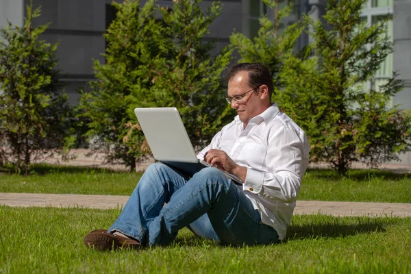 노트북을 들고 있는 성인 남자 — 스톡 사진