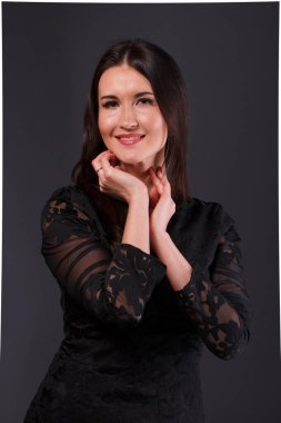 Gece elbisesi giymiş çekici bir kadın.