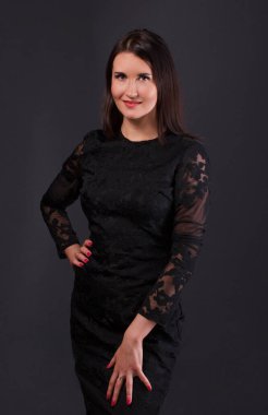 Gece elbisesi giymiş çekici bir kadın.