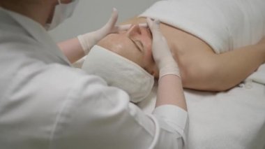 Kozmetik kliniğindeki kadın.