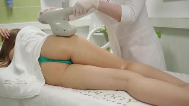 Mujer en clínica cosmetoloogy — Vídeos de Stock