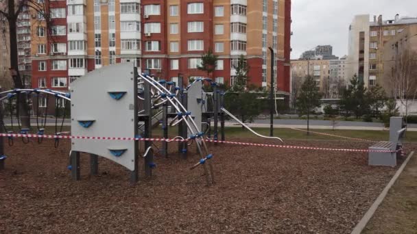 Parque infantil fechado por fita restritiva durante a quarentena — Vídeo de Stock