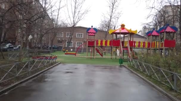 Детская площадка, закрытая скотчем во время карантина — стоковое видео