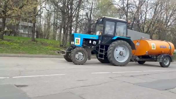 Tractor con barril para el lavado de calles — Vídeo de stock