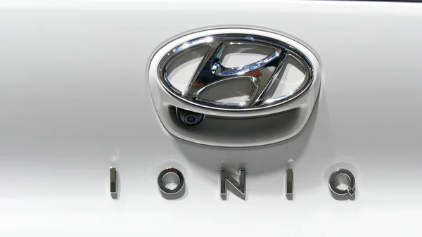 Logo ionique Hyundai et caméra arrière sur la porte arrière de la voiture — Photo