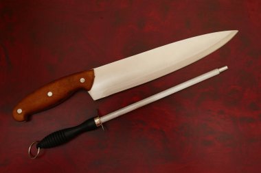 Kesme tahtasındaki Bıçak ve Keskinleştirici