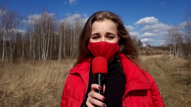 De journalist rapporteert vanuit het bos. — Stockvideo