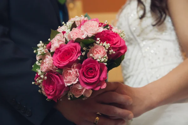 Holding wedding flowers close up — Stock Photo, Image