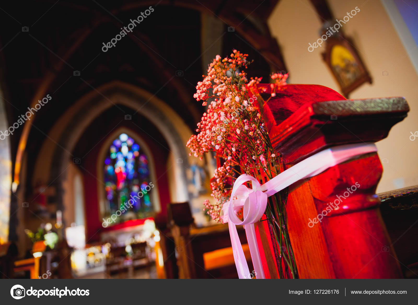 Igreja Católica com decorações de casamento fotos, imagens de © rihardzz  #127226176