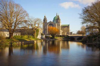 Katedral sırasında günbatımı
