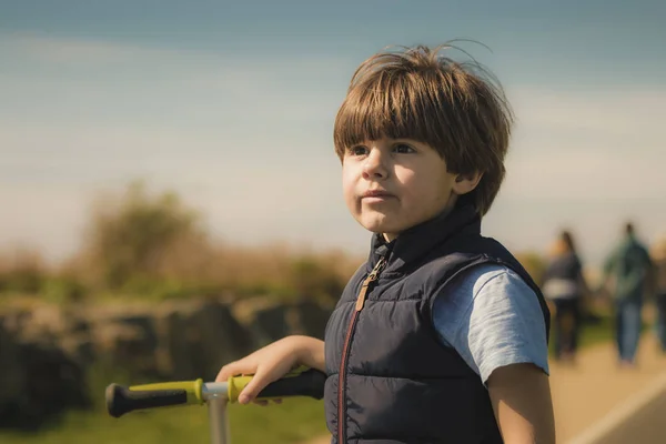 Outdoor Portret van een jonge jongen — Stockfoto