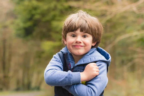 Portrait extérieur de mignon jeune garçon — Photo