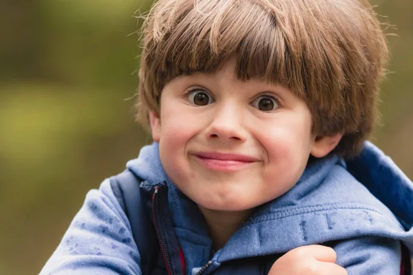 Outdoor Portret van schattige jonge jongen — Stockfoto