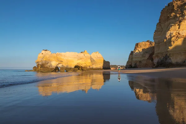 岩のビーチの日の出 — ストック写真