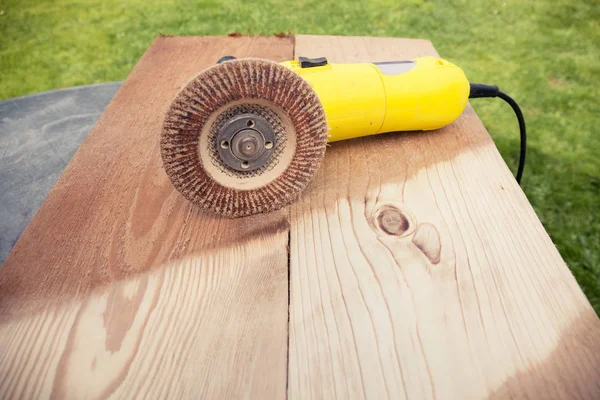 Het schuren van hout met haakse slijper — Stockfoto