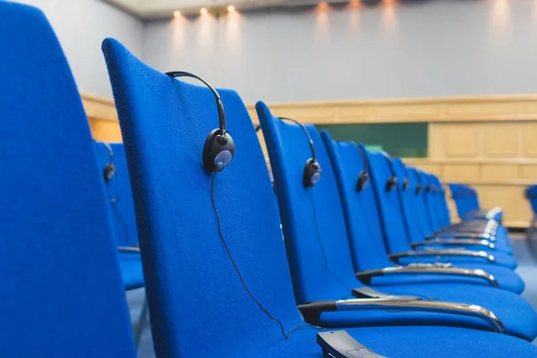 Fejhallgató és a vevők a székek — Stock Fotó