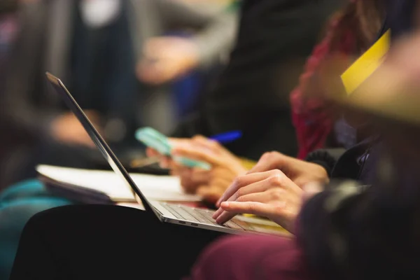 Kobieta, wpisując na laptopie. Szczegóły Obrazek Stockowy