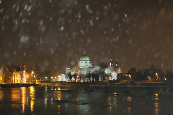 Kathedrale bei starkem Schneefall. Stockbild