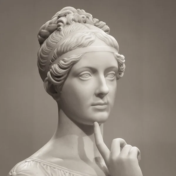 Λευκό μαρμάρινο κεφάλι νεαρής γυναίκας — Φωτογραφία Αρχείου