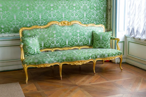 Grünes Sofa in der Nähe des Fensters — Stockfoto