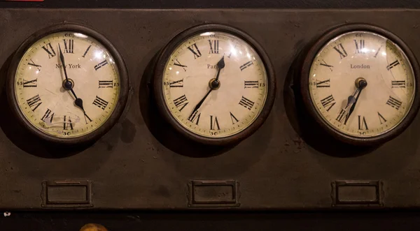 Vinatage horloges. Tijd in New York, Londen en Parijs — Stockfoto