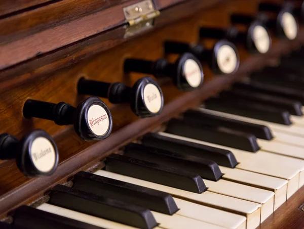 Gros plan de l'harmonium antique de l'orgue roseau — Photo