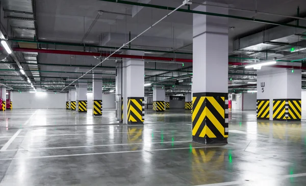 Lege ondergrondse parkeergarage — Stockfoto