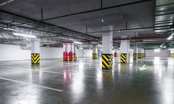 Lege ondergrondse parkeergarage — Stockfoto