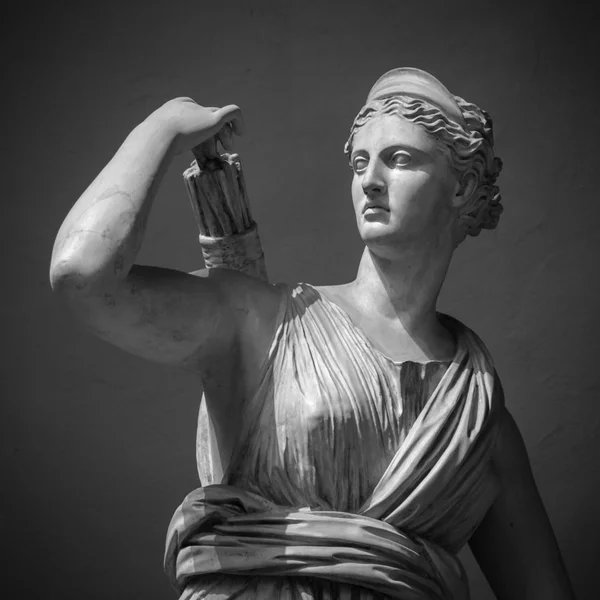 阿尔忒弥斯的年轻女子的白色大理石头 — 图库照片